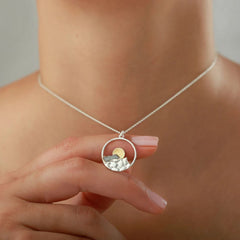 Jewelance™ MountainNecklace 1+1 GRATIS: Modeklassieker Berg Hanger Halsketting